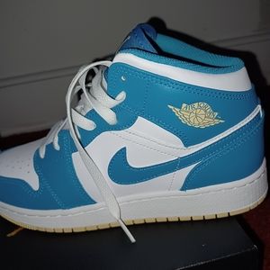 Nike Air Jordan 1 Mid (aqua) youth size 6/womens 8